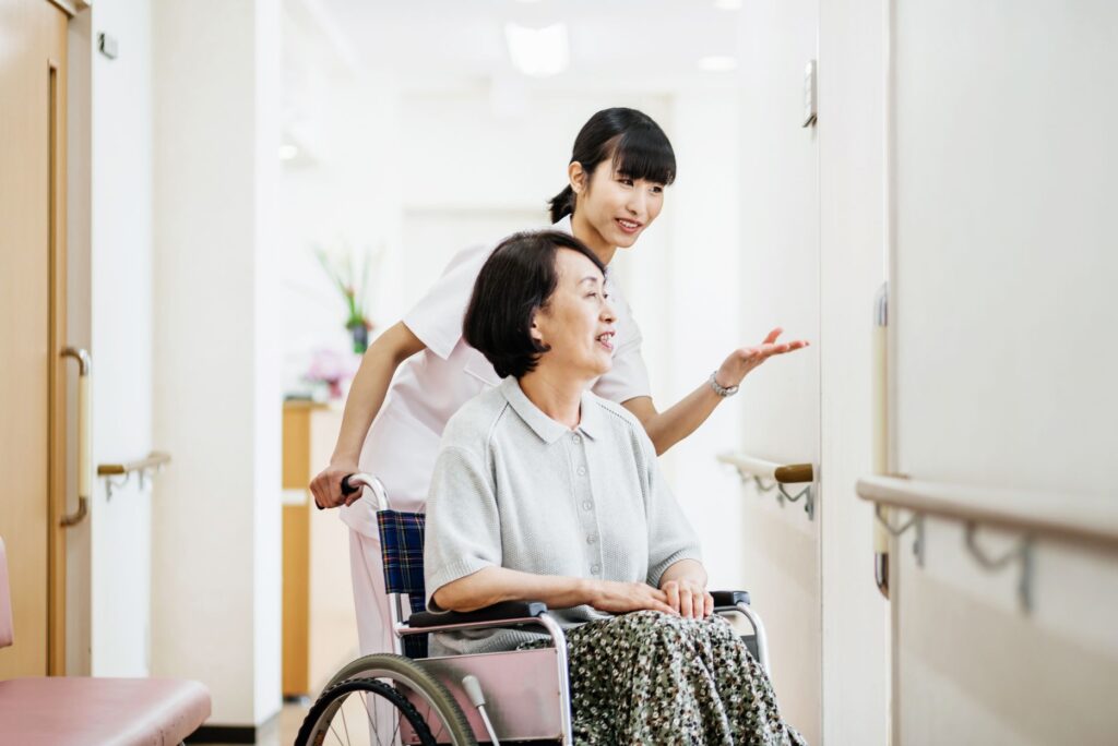 介護業界で就労可能な在留資格は10種類以上の画像